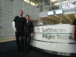 Die Spezialisten des KIT-Teams beim Flugsicherheitstraining in Frankfurt/Main: Msc Wolfram Pernjak und Mag. Marisa Loitfelder