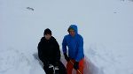 Daniel Meglitsch und Johannes Schilling von der Landeswarnzentrale Steiermark arbeiten daran, ein Bild über den Schneedeckenaufbau zu bekommen.