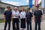 Gruppenfoto von den Ausgezeichneten samt Führungskräften der LPD Stmk (v.l.n.r. Alexander Gaisch, Edwin Benko, Cornelia Forstner, Gerald Ortner, Helmut Richter)                           