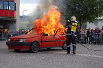 Die Feuerwehr bekämpft einen Autobrand 