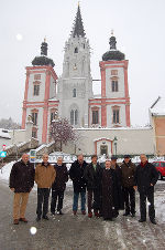 Im Schneegestöber mit Pater Michael vor der Mariazeller Basilika