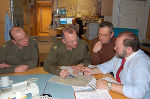 Besprechung über den Assistenzeinsatz des Bundesheeres in der Landeswarnzentrale: Maj. Ing. Roman Michalus, Militärkommandant Oberst des Generalstabes Mag. Heinz Zöllner, der Leiter der LWZ, Ing. Gerald Pizzera, und der Leiter der Katastrophenschutzabteilung, Dr. Kurt Kalcher (v.l.)