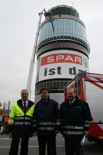 v.l.: Flughafen Graz-Direktor Mag. Gerhard Widmann, Landeshauptmann Mag. Franz Voves und der Leiter der Katastrophenschutzabteilung des Landes Dr. Kurt Kalcher vor dem Tower des Flughafen Graz. v.l.: Flughafen Graz-Direktor Mag. Gerhard Widmann, Landeshauptmann Mag. Franz Voves und der Leiter der Katastrophenschutzabteilung des Landes Dr. Kurt Kalcher vor dem Tower des Flughafen Graz.
