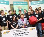 Landeshauptmann Waltraud Klasnic und AUVA-Direktor Dr. Rudolf Mayer mit den Bärnbacher Schülern, den Gewinnern der steirischen ´Kindersicherheits- olympiade 2003´. Foto Gerhard Dusek. Landeshauptmann Waltraud Klasnic und AUVA-Direktor Dr. Rudolf Mayer mit den Bärnbacher Schülern, den Gewinnern der steirischen ´Kindersicherheits- olympiade 2003´. Foto Gerhard Dusek.