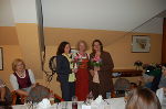 Blumen für die Mitarbeiterinnen der Abteilung 20 Christine Möstl und Michaela Monschein