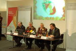 bei der Pressekonferenz vlnr: Landeshauptmann Mag. Franz Voves, Landesfeuerwehrkommandant LBD Albert Kern, Landesfeuerwehrkommandant-Stellvertreter LBDS Gustav Scherz, der Leiter der Katastrophenschutzabteilung A20, Hofrat Dr. Kurt Kalcher © A20 Hohenberger
