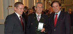 vrnl: Landeshauptmann Franz Voves, Gerald Pizzera mit dem goldenen Ehrenzeichen und Heribert Uhl, Disponent der Landeswarnzentrale