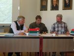 Bezirkshauptmann und Einsatzleiter Walter Kreutzwiesner, Oberst Rudolf Wabnegg vom Milkdo Steiermark und der Leiter der Stabsarbeit BH-Stellvertreter Wilhelm Edlinger bei der Lagebesprechung (vlnr) © BH Leoben