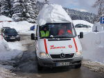 Ein ungewöhnliches Bild: Ein Einsatzfahrzeug der Johanniter aus Hamburg auf der tief verschneiten Seetaler Alpe