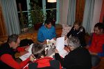 Die Lawinenkommission Oppenberg bei der Auswertung des Schneeprofils © FAKS
