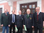 HR Dr. Kurt Kalcher, Bgm. Johann Ziegerhofer, OSR i.R. Gustav Zach, Herbert Kroisleitner, Mag. Helmut Kreuzwirth, bei der Ehrenzeichenverleihung in Rettenegg. © FAKS