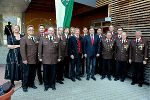 LH Voves (Bildmitte) mit Ehrengästen vor der Ehrung der verdienten Mitglieder der Feuerwehr Gröbming © Fotos: Gde. Gröbming; bei Quellenangabe honorarfrei LH Voves (Bildmitte) mit Ehrengästen vor der Ehrung der verdienten Mitglieder der Feuerwehr Gröbming