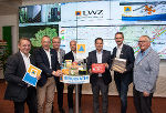 Präsentierten gemeinsam das Blackout-Maßnahmenpaket: ZSV-GF Heribert Uhl, ZSV-Vizepräsident Bgm. LAbg. Armin Forstner, Helmut Kreuzwirth (Katastrophenschutz), Karl Puchas (lokale Energieagentur), LH-Stv. Michael Schickhofer, ZSV-Präsident Bgm. BR Martin Weber und Edwin Benko (KIT Land Steiermark) © Fotos: Land Steiermark/Bektas; bei Quellenangabe honorarfrei Präsentierten gemeinsam das Blackout-Maßnahmenpaket: ZSV-GF Heribert Uhl, ZSV-Vizepräsident Bgm. LAbg. Armin Forstner, Helmut Kreuzwirth (Katastrophenschutz), Karl Puchas (lokale Energieagentur), LH-Stv. Michael Schickhofer, ZSV-Präsident Bgm. BR Martin Weber und Edwin Benko (KIT Land Steiermark)