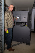 Bgm. Werner Kirchsteiger beim Notstromgerät der Marktgemeinde Hausmannstätten, durch das die essenziellen Gemeindeeinrichtungen auch bei einem langandauernden Stromausfall versorgt werden können. © Land Steiermark/Robert Binder; Verwendung bei Quellenangabe honorarfrei Bgm. Werner Kirchsteiger beim Notstromgerät der Marktgemeinde Hausmannstätten, durch das die essenziellen Gemeindeeinrichtungen auch bei einem langandauernden Stromausfall versorgt werden können.