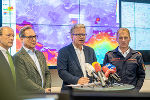 Urs Harnik-Lauris (Energie Steiermark), Harald Eitner (Katastrophenschutz Land Steiermark), Landeshauptmann Christopher Drexler, Landesbranddirektor-Stellvertreter Christian Leitgeb geben ein Lagebild zur Unwettersituation in der Steiermark (v.l.) © Land Steiermark; Verwendung bei Quellenangabe honorarfrei